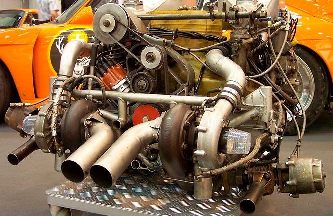 Двигатель с турбокомпрессором